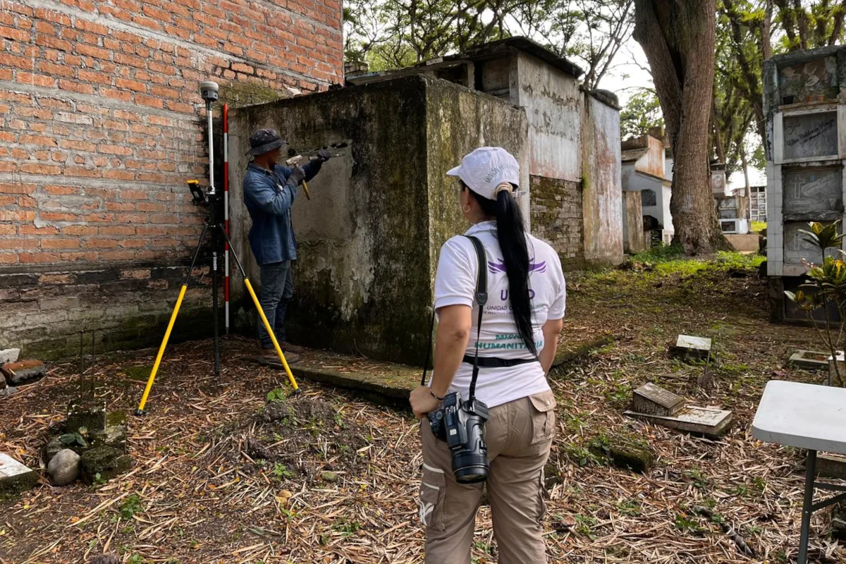 El trabajo conjunto en Neiva y Pitalito permitió avanzar en la recuperación de cuerpos no identificados y fortalecer las posibilidades de establecer quiénes eran las víctimas. La JEP ha señalado que las medidas cautelares y las intervenciones humanitarias realizadas en ambos cementerios han permitido recuperar más de un centenar de cuerpos, aunque es necesario diferenciar entre los restos recuperados, aquellos que han sido identificados y los que ya fueron entregados dignamente a sus familias - Foto: UBPD