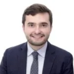 El nombramiento, sin embargo, adquirió una dimensión política por el apellido del nuevo funcionario. Manuel Alejandro Pretelt es hijo de Jorge Ignacio Pretelt Chaljub, exmagistrado de la Corte Constitucional que fue condenado por la Corte Suprema de Justicia por el delito de concusión en el denominado caso Fidupetrol - Foto: Linkedin Manuel Pretelt