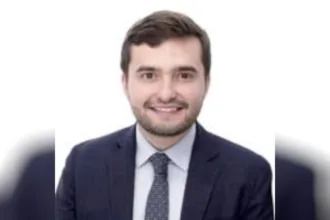 El nombramiento, sin embargo, adquirió una dimensión política por el apellido del nuevo funcionario. Manuel Alejandro Pretelt es hijo de Jorge Ignacio Pretelt Chaljub, exmagistrado de la Corte Constitucional que fue condenado por la Corte Suprema de Justicia por el delito de concusión en el denominado caso Fidupetrol - Foto: Linkedin Manuel Pretelt