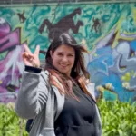 La labor de Gómez trasciende la creación de murales. La artista desarrolla talleres dirigidos a niños y niñas del territorio, con el propósito de promover espacios de aprendizaje, creatividad y participación. En estas actividades, el arte se convierte en un medio para expresar emociones y fortalecer el sentido de pertenencia - Foto: Alcaldía de Ciudad Bolívar