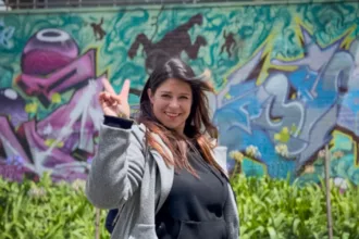La labor de Gómez trasciende la creación de murales. La artista desarrolla talleres dirigidos a niños y niñas del territorio, con el propósito de promover espacios de aprendizaje, creatividad y participación. En estas actividades, el arte se convierte en un medio para expresar emociones y fortalecer el sentido de pertenencia - Foto: Alcaldía de Ciudad Bolívar