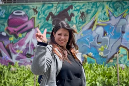 La labor de Gómez trasciende la creación de murales. La artista desarrolla talleres dirigidos a niños y niñas del territorio, con el propósito de promover espacios de aprendizaje, creatividad y participación. En estas actividades, el arte se convierte en un medio para expresar emociones y fortalecer el sentido de pertenencia - Foto: Alcaldía de Ciudad Bolívar