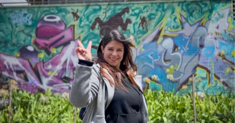 La labor de Gómez trasciende la creación de murales. La artista desarrolla talleres dirigidos a niños y niñas del territorio, con el propósito de promover espacios de aprendizaje, creatividad y participación. En estas actividades, el arte se convierte en un medio para expresar emociones y fortalecer el sentido de pertenencia - Foto: Alcaldía de Ciudad Bolívar