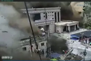 La emergencia se concentró en la cuenca del río Bhote Koshi, donde la fuerza del agua arrasó sectores poblados, carreteras, puentes y otras construcciones. Las autoridades nepalíes desplegaron equipos de rescate mientras intentaban establecer el número definitivo de muertos y localizar a las personas que permanecían desaparecidas - Foto: Captura Vídeo Redes Sociales