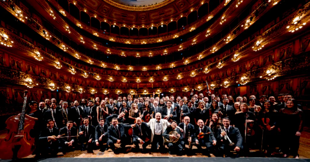 La presentación hace parte de la celebración por las nueve décadas de historia de la institución y propone un recorrido por diferentes expresiones de su repertorio artístico - Foto: Orquesta Sinfónica de Colombia