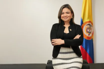 Uno de los debates en los que su gestión será observada es el relacionado con la reforma agraria del gobierno Petro. La administración saliente impulsó la compra y entrega de tierras como una estrategia para reducir la concentración de la propiedad rural y fortalecer la economía campesina. Sectores opositores, entre ellos dirigentes cercanos a Garrido, han cuestionado algunos aspectos de ese modelo y han insistido en que el desarrollo del campo debe estar acompañado de infraestructura, crédito, asistencia técnica y oportunidades de mercado - Foto: Cambio Radical