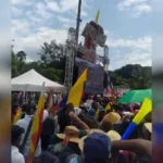 El llamado a la movilización estuvo acompañado por consignas de respaldo a Cepeda y por mensajes de “desobediencia civil”, una expresión que el excandidato presidencial había utilizado al plantear la estrategia de oposición frente al nuevo Gobierno. Entre las pancartas exhibidas durante las protestas apareció incluso la frase “Iván Cepeda eres mi presidente” - Foto: X/@JulianProgre