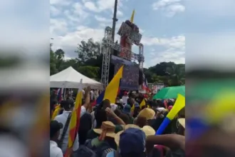 El llamado a la movilización estuvo acompañado por consignas de respaldo a Cepeda y por mensajes de “desobediencia civil”, una expresión que el excandidato presidencial había utilizado al plantear la estrategia de oposición frente al nuevo Gobierno. Entre las pancartas exhibidas durante las protestas apareció incluso la frase “Iván Cepeda eres mi presidente” - Foto: X/@JulianProgre