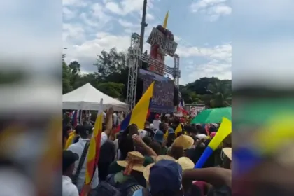 El llamado a la movilización estuvo acompañado por consignas de respaldo a Cepeda y por mensajes de “desobediencia civil”, una expresión que el excandidato presidencial había utilizado al plantear la estrategia de oposición frente al nuevo Gobierno. Entre las pancartas exhibidas durante las protestas apareció incluso la frase “Iván Cepeda eres mi presidente” - Foto: X/@JulianProgre