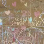 Cáceres explicó que, durante su administración, en una sede del ICBF se había habilitado un espacio para que los niños y niñas que visitaban el lugar pudieran dejar libremente su huella. Según su versión, fueron precisamente integrantes de Resistencia Chiquita quienes escribieron allí “Aquí estuvo: Resistencia Chiquita” - Foto: Captura Vídeo