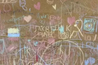 Cáceres explicó que, durante su administración, en una sede del ICBF se había habilitado un espacio para que los niños y niñas que visitaban el lugar pudieran dejar libremente su huella. Según su versión, fueron precisamente integrantes de Resistencia Chiquita quienes escribieron allí “Aquí estuvo: Resistencia Chiquita” - Foto: Captura Vídeo