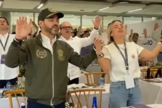 Si el presidente afirma que Dios debe estar en el centro de “cada decisión”, la pregunta relevante para la democracia no es qué cree personalmente el mandatario, sino cómo se traducirá esa afirmación en el ejercicio concreto del poder. Una administración pública no puede justificar una política únicamente porque corresponda a los principios religiosos de quienes la dirigen - Foto: Captura Vídeo