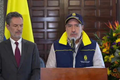 Tamayo afirmó que Colombia recibiría equipos de búsqueda y rescate de Israel, Ecuador, El Salvador y Estados Unidos, siempre que cumplieran los protocolos internacionales, fueran autónomos y llegaran con sus propias herramientas. La explicación busca presentar la cooperación extranjera como un complemento a los equipos nacionales - Foto: Cancillería