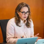 Sin embargo, hasta ahora Morales no ha presentado públicamente un inventario detallado de cartillas, textos, guías o programas específicos que vayan a ser modificados o retirados. Esa ausencia de precisiones ha sido uno de los principales puntos de discusión, pues la ministra ha utilizado términos como “woke” e “ideologización” sin identificar de manera concreta cuáles materiales representan, según su interpretación, ese problema - Foto: Ministerio de Educación