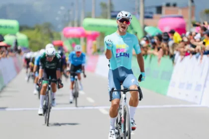 El ganador de la primera etapa de la Vuelta a Colombia Sistecrédito 2026 fue el antioqueño Wilmar Paredes, del Team Medellín-EPM. El corredor se impuso en Pitalito con un tiempo de 4 horas, 52 minutos y 52 segundos y se convirtió en el primer líder de la clasificación general - Foto: Fedeciclismo