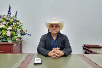 La pregunta adquirió relevancia después de que Cuestión Pública publicara una investigación titulada “¿Vigilar a las familias? Las verdaderas intenciones detrás de la ley de Alirio Barrera”. El planteamiento del medio no equivale a afirmar que el proyecto ya haya creado un sistema de vigilancia familiar, sino que pone bajo escrutinio la posibilidad de que las herramientas previstas para desarrollar la política pública terminen permitiendo algún tipo de seguimiento estatal - Foto: Senado