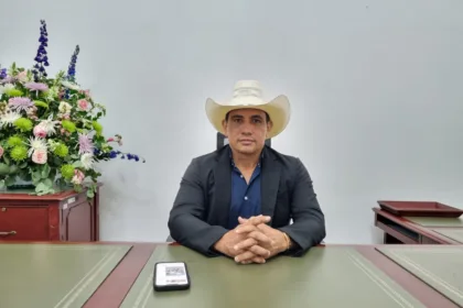La pregunta adquirió relevancia después de que Cuestión Pública publicara una investigación titulada “¿Vigilar a las familias? Las verdaderas intenciones detrás de la ley de Alirio Barrera”. El planteamiento del medio no equivale a afirmar que el proyecto ya haya creado un sistema de vigilancia familiar, sino que pone bajo escrutinio la posibilidad de que las herramientas previstas para desarrollar la política pública terminen permitiendo algún tipo de seguimiento estatal - Foto: Senado