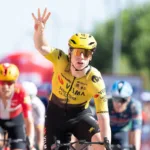 La victoria significó la cuarta de Brennan en esta edición de La Vuelta, después de sus triunfos en Manosque, Roquetes y Lorca. El británico se convirtió además en el primer corredor en ganar cuatro etapas en una Gran Vuelta durante su debut desde Fernando Gaviria en el Giro de Italia de 2017 - Foto: Vuelta a España