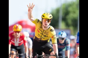 La victoria significó la cuarta de Brennan en esta edición de La Vuelta, después de sus triunfos en Manosque, Roquetes y Lorca. El británico se convirtió además en el primer corredor en ganar cuatro etapas en una Gran Vuelta durante su debut desde Fernando Gaviria en el Giro de Italia de 2017 - Foto: Vuelta a España