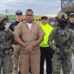 Rojas fue trasladado durante la madrugada desde Bogotá bajo un amplio dispositivo de seguridad. Posteriormente fue llevado hacia la Costa Caribe, donde fue entregado a funcionarios estadounidenses antes de abordar el avión que lo llevaría a Estados Unidos - Foto: Policía Nacional