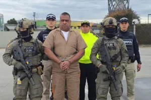 Rojas fue trasladado durante la madrugada desde Bogotá bajo un amplio dispositivo de seguridad. Posteriormente fue llevado hacia la Costa Caribe, donde fue entregado a funcionarios estadounidenses antes de abordar el avión que lo llevaría a Estados Unidos - Foto: Policía Nacional