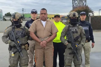 Rojas fue trasladado durante la madrugada desde Bogotá bajo un amplio dispositivo de seguridad. Posteriormente fue llevado hacia la Costa Caribe, donde fue entregado a funcionarios estadounidenses antes de abordar el avión que lo llevaría a Estados Unidos - Foto: Policía Nacional