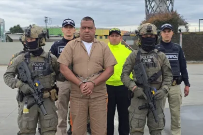 Rojas fue trasladado durante la madrugada desde Bogotá bajo un amplio dispositivo de seguridad. Posteriormente fue llevado hacia la Costa Caribe, donde fue entregado a funcionarios estadounidenses antes de abordar el avión que lo llevaría a Estados Unidos - Foto: Policía Nacional