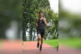 El atleta colombiano compitió en un escenario internacional y frente a corredores que sostuvieron un ritmo inferior a los 14 minutos. Aunque no alcanzó el podio, consiguió mantenerse en la disputa y cerrar la prueba con un registro que marca un nuevo punto de referencia en su temporada - Foto: Equipo Porvenir