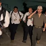 La presencia del arma adquirió especial relevancia porque no se trató únicamente de una fotografía captada accidentalmente durante el recorrido. La propia comunicación presidencial convirtió la presencia del mandatario en Santa Marta en una pieza audiovisual destinada a mostrar la respuesta del Gobierno frente al desafío de la organización armada - Foto: Captura Vídeo