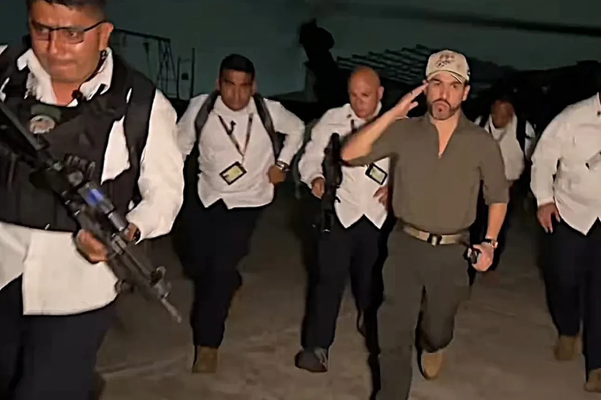 La presencia del arma adquirió especial relevancia porque no se trató únicamente de una fotografía captada accidentalmente durante el recorrido. La propia comunicación presidencial convirtió la presencia del mandatario en Santa Marta en una pieza audiovisual destinada a mostrar la respuesta del Gobierno frente al desafío de la organización armada - Foto: Captura Vídeo