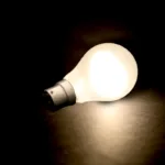 La consecuencia es una particular relación entre el comportamiento de los usuarios y el valor del incentivo. Si existe un número importante de consumidores que supera su meta y paga los cobros adicionales, se genera una bolsa mayor para distribuir. Si el recaudo es bajo o inexistente, el beneficio para quienes ahorraron puede ser menor al esperado o igual a cero - Foto: Alan Cleaver