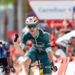 Visma-Lease a Bike llegó al tramo decisivo con dos cartas importantes: Van Aert y Matthew Brennan. La presencia de ambos permitió al equipo jugar estratégicamente sus opciones hasta que el belga decidió realizar el movimiento definitivo en los kilómetros finales - Foto: Vuelta a España