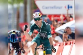 Visma-Lease a Bike llegó al tramo decisivo con dos cartas importantes: Van Aert y Matthew Brennan. La presencia de ambos permitió al equipo jugar estratégicamente sus opciones hasta que el belga decidió realizar el movimiento definitivo en los kilómetros finales - Foto: Vuelta a España
