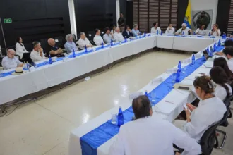 El nuevo Gobierno, sin embargo, no ha presentado el anuncio como la ejecución inmediata de aquel proyecto ferroviario. De La Espriella ordenó evaluar nuevamente la viabilidad del corredor y amplió las opciones al plantear tanto un canal navegable como una conexión ferroviaria entre Urabá y el Pacífico chocoano - Foto: Presidencia