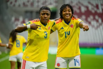 Fernanda Viáfara fue la encargada de ejecutar el lanzamiento. La colombiana envió el balón hacia el poste izquierdo de la arquera costarricense, que se lanzó hacia el lado contrario, para establecer el 1-1 - Foto: FCF