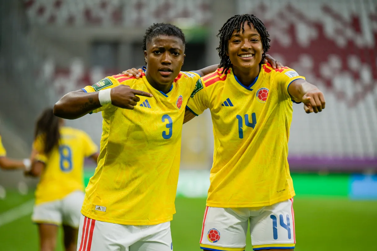 Fernanda Viáfara fue la encargada de ejecutar el lanzamiento. La colombiana envió el balón hacia el poste izquierdo de la arquera costarricense, que se lanzó hacia el lado contrario, para establecer el 1-1 - Foto: FCF