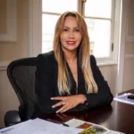 “Yo no tomaba una decisión en la consejería, yo todo lo consultaba”, sostuvo Ortiz. La exfuncionaria describió así una cadena de decisiones en la que los asuntos de su despacho pasaban por González y, en determinados casos, llegaban al entonces jefe de Estado - Foto: Facebook Sandra Ortiz