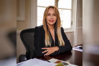 “Yo no tomaba una decisión en la consejería, yo todo lo consultaba”, sostuvo Ortiz. La exfuncionaria describió así una cadena de decisiones en la que los asuntos de su despacho pasaban por González y, en determinados casos, llegaban al entonces jefe de Estado - Foto: Facebook Sandra Ortiz