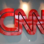 Trump justificó la decisión por lo que considera una cobertura sistemáticamente falsa de su administración. En una publicación, acusó a CNN, MS NOW y Politico de producir “noticias falsas” y de publicar ficción y mentiras sobre el presidente - Foto: Josh Hallett