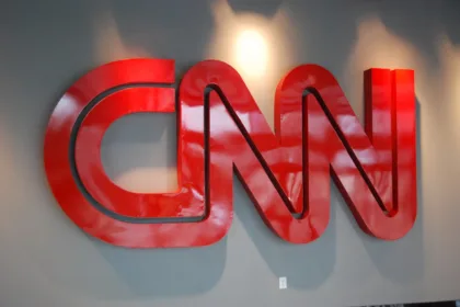 Trump justificó la decisión por lo que considera una cobertura sistemáticamente falsa de su administración. En una publicación, acusó a CNN, MS NOW y Politico de producir “noticias falsas” y de publicar ficción y mentiras sobre el presidente - Foto: Josh Hallett