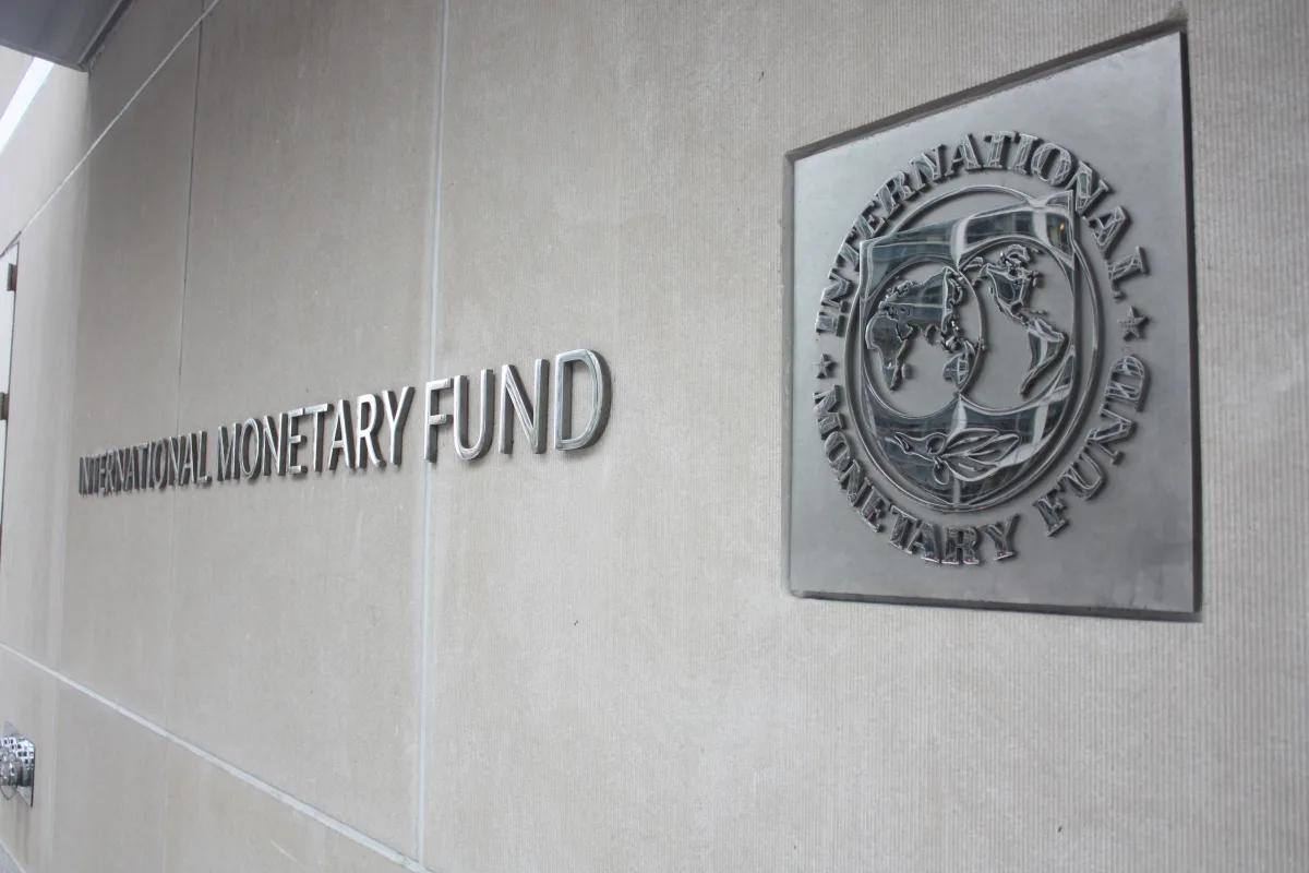 Sin embargo, la experiencia histórica muestra que, cuando un país necesita apoyo del FMI en medio de una crisis fiscal o externa, el ajuste de las cuentas públicas suele convertirse en una parte central del programa. En distintos países eso ha implicado reformas de subsidios, control de salarios públicos, cambios en pensiones, focalización de transferencias y modificaciones del mercado laboral - Foto: Bruno Sanchez-Andrade Nuño