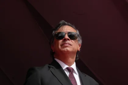Petro cuestionó la interpretación de Avianca. El expresidente sostuvo que una empresa colombiana no podía utilizar las sanciones estadounidenses para impedirle viajar y planteó que la aplicación de esas restricciones por parte de la aerolínea podría ser ilegal - Foto: Andrea Puentes/Presidencia