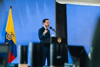“Colombia necesita una diplomacia que sea moderna, eficiente y al servicio de los intereses nacionales, no de la politiquería y de la burocracia”, sostuvo De la Espriella al justificar los cambios. El Gobierno argumenta que Colombia no puede mantener estructuras costosas que, a su juicio, no producen resultados suficientes para el país - Foto: Presidencia