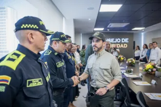 De acuerdo con la explicación presidencial, la estrategia tendrá mayor número de patrullajes, puestos de control, vigilancia aérea y controles sobre corredores considerados estratégicos. El propósito declarado es mantener las capacidades desplegadas y evitar que, una vez superada una crisis puntual, las estructuras criminales recuperen espacios - Foto: Presidencia