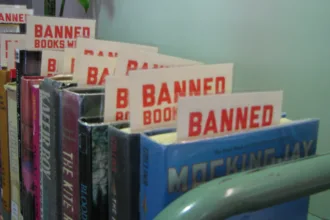Los motivos utilizados para cuestionar los libros varían, pero se repiten categorías relacionadas con sexualidad, orientación sexual, identidad de género, raza, racismo, activismo y experiencias de comunidades minoritarias - Foto: Kennedy Library