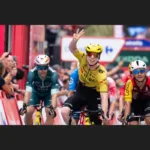 En la recta final, Brennan respondió al trabajo de su equipo y lanzó su velocidad para superar a Coquard y Meeus. El británico consiguió así su tercera victoria de etapa en esta edición, consolidándose como uno de los principales protagonistas de las llegadas masivas - Foto: Vuelta a España