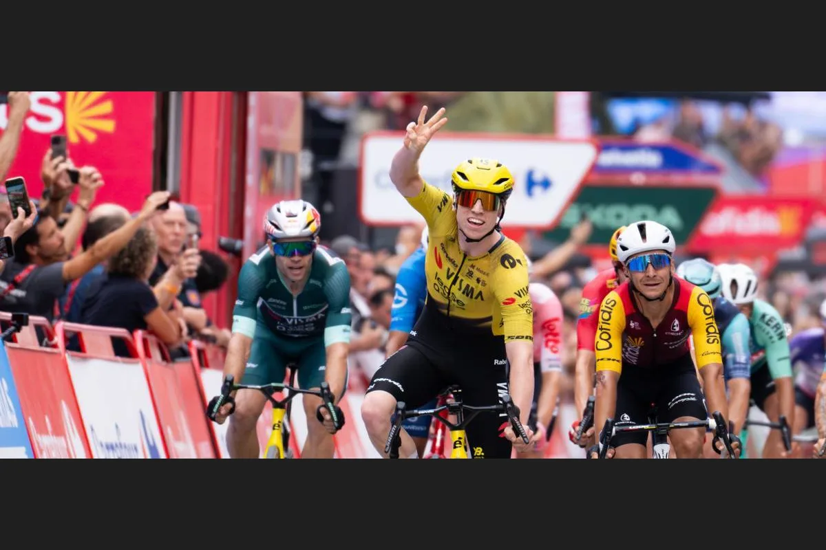 En la recta final, Brennan respondió al trabajo de su equipo y lanzó su velocidad para superar a Coquard y Meeus. El británico consiguió así su tercera victoria de etapa en esta edición, consolidándose como uno de los principales protagonistas de las llegadas masivas - Foto: Vuelta a España