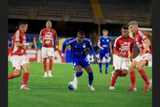 El compromiso tuvo que adelantarse debido a los conciertos que se realizarán próximamente en El Campín, escenario habitual de los grandes partidos del fútbol capitalino. Santa Fe aprovechó su condición de local para quedarse con un encuentro que tuvo cinco goles y una expulsión en el tramo final - Foto: Millonarios FC