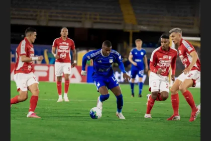 El compromiso tuvo que adelantarse debido a los conciertos que se realizarán próximamente en El Campín, escenario habitual de los grandes partidos del fútbol capitalino. Santa Fe aprovechó su condición de local para quedarse con un encuentro que tuvo cinco goles y una expulsión en el tramo final - Foto: Millonarios FC