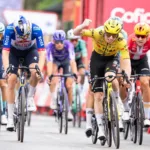 Con este triunfo, Brennan suma victorias en Manosque, Roquetes, Lorca, La Rábida y Sevilla. El británico se ha consolidado como uno de los principales protagonistas de las llegadas masivas de esta edición, mientras su equipo Visma-Lease a Bike alcanza siete triunfos en la carrera - Foto: Vuelta a España